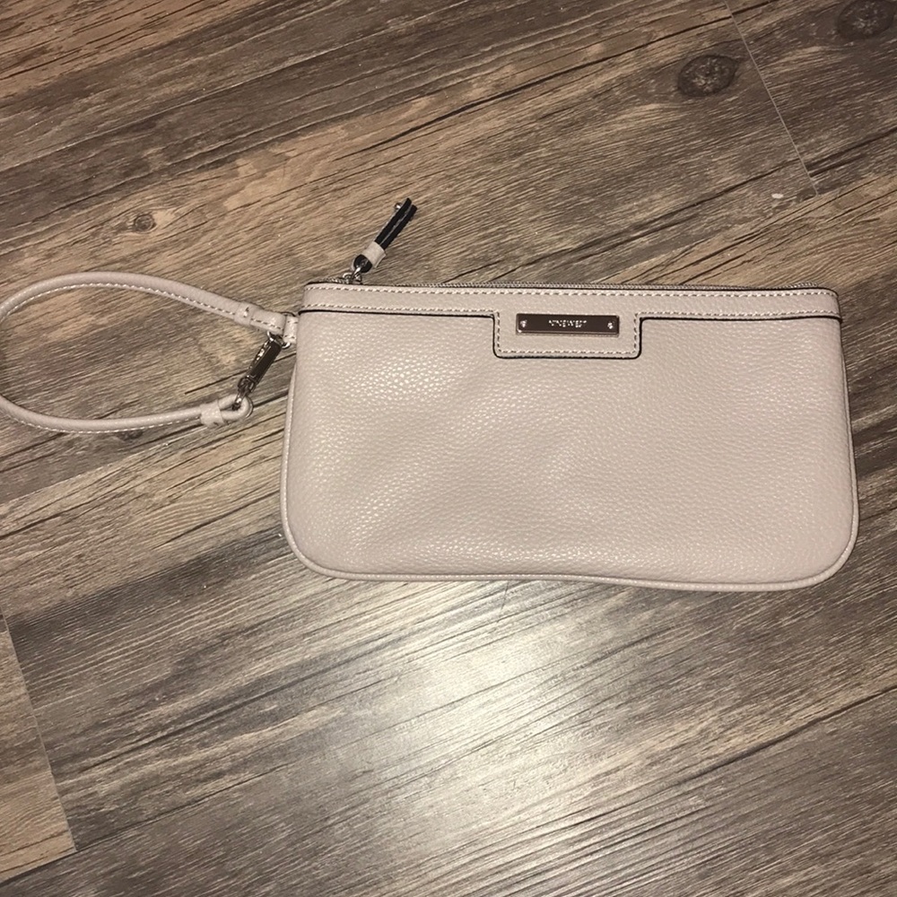 Nine West wristlet never used! Lots of space